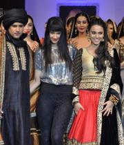 actor-swara-baskar-and-pankaj-bhatia-showstoppers-for-maushmi-badra-collection-bpbfw-9