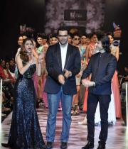 designer-swapnil-shinde-with-actor-apoorva-agnihotri-shilpa-agnihotri