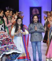 designers-gopal-manali-with-models