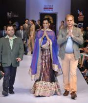 showcasing-the-collection-designer-aslam-khan-with-showstopper-mugdha-godse