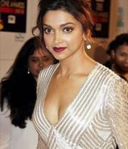 deepika-at-zee-awards-2013_03