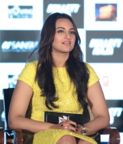 saif-ali-khan-and-sonakshi-sinha-at-fi_0008