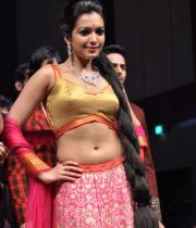 catherine-tresa-ramp-walk-photos-at-hyderabad-fashion-week-10
