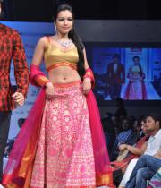 catherine-tresa-ramp-walk-photos-at-hyderabad-fashion-week-5_0
