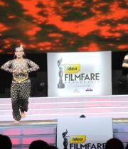 celebs-dance-performances-at-60th-filmfare-awards-10