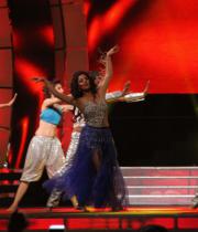 celebs-dance-performances-at-60th-filmfare-awards-11