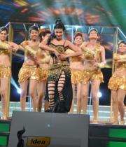 celebs-dance-performances-at-60th-filmfare-awards-16