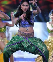 celebs-dance-performances-at-60th-filmfare-awards-18