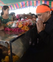 celebrities-pay-homage-to-uday-kiran-photos-111