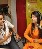 charmi-birthday-celebrations-at-98-3-radio-mirchi-fm-12