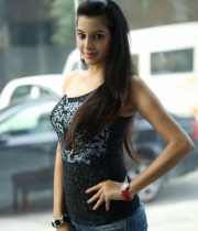 deeksha-panth-hot-stills-in-black-dress-11