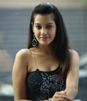 deeksha-panth-hot-stills-in-black-dress-15
