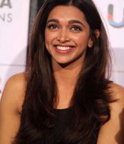 deepika-padukone-hot-thighs-photos-04