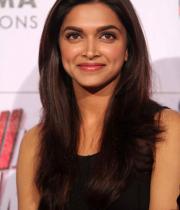 deepika-padukone-hot-thighs-photos-10