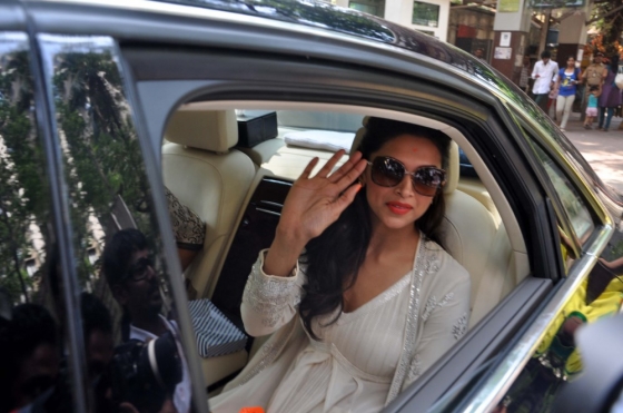 Deepika Padukone visits Siddhivinayak Temple Photos