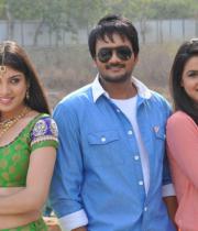 dilunnodu-movie-stills-01