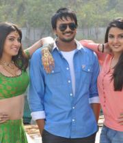 dilunnodu-movie-stills-04