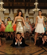 grand-masti-movie-hot-gallery-latest-4