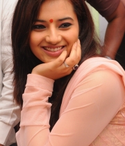 isha-chawla-at-de-charms-spa-n-salon-launch010201