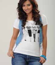 isha-chawla-photoshoot-in-jeans-6