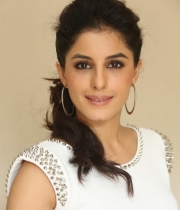 isha-talwar-at-maine-pyar-kiya-platinum-disc-function-10