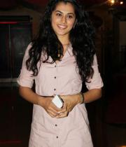 celebs-at-ishkq-in-paris-premier-show-13