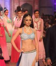 kangana-ranaut-stills-at-iijw-2013-02