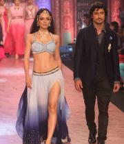 kangana-ranaut-stills-at-iijw-2013-04