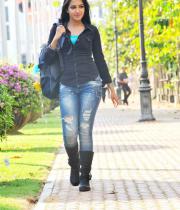 katherine-theresa-hot-stills-in-iddarammayilatho-04