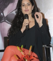 katrina-kaif-photos-at-dhoom-3-team-press-meet-10