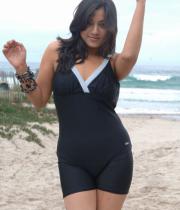 keerthi-chawla-hot-photos-in-bikini-_10_