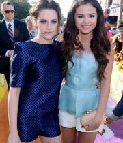 kristen-stewart-and-selena-gomez-kids-choice-awards-2013
