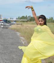 komal-jha-latest-saree-photos-2