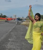 komal-jha-latest-saree-photos-5