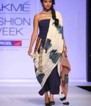 celebs-at-lakme-fashion-show-week-photos-day-1-03