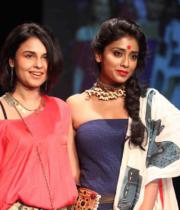 celebs-at-lakme-fashion-show-week-photos-day-1-13