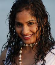 madhavi-latha-hot-images-in-tholipata-movie-01