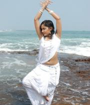 madhavi-latha-hot-images-in-tholipata-movie-03