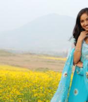 madhavi-latha-hot-images-in-tholipata-movie-08
