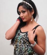 madhavi-latha-latesh-stills-14