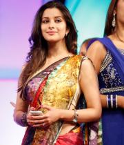madhurima-saree-stills-at-tsr-film-awards-12