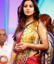 madhurima-saree-stills-at-tsr-film-awards-9