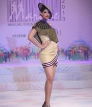 models-at-le-mark-institute-fashion-show-11