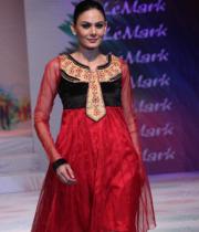 models-at-le-mark-institute-fashion-show-17