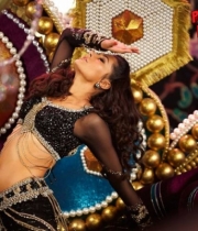 nargis-fakhri-hot-hd-wallpapers-2