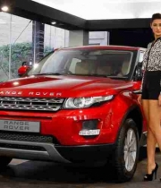 nargis-fakhri-hot-hd-wallpapers-8