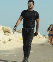 gunde-jaari-gallanthayyinde-stills-05