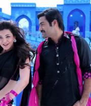 ntr-kajal-stills-from-baadshah-04