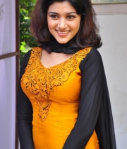 oviya-latest-stills-12