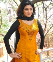 oviya-latest-stills-17